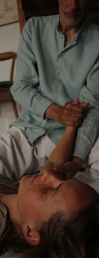 Shiatsu behandeling van een arm